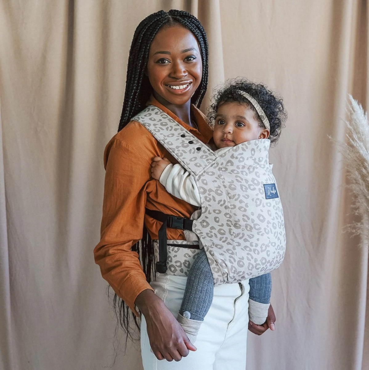 ROOKIE Baby Premium Draagzak- Design Buikdrager - Comfortabel En Ergonomisch - Pasgeboren Babydrager - Peuterdrager - Biologisch Katoen - Super Zacht - Unisex: Voor Mama En Papa (Leoprint Beige) 7 ROOKIE Baby Premium Draagzak- Design Buikdrager - Comfortabel En Ergonomisch - Pasgeboren Babydrager - Peuterdrager - Biologisch Katoen - Super Zacht - Unisex: Voor Mama En Papa (Leoprint Beige) - Afbeelding 7
