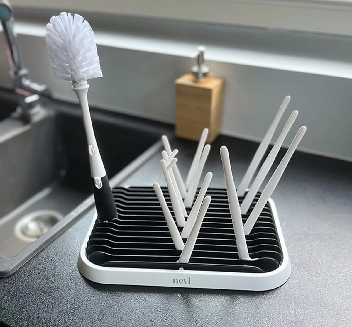 Nevi Afdruiprek Met Lekbak - Afdruipmat Voor 10 Flessen - Opvouwbaar Droogrek Babyfles - Inclusief Afwasborstel 15 Nevi Afdruiprek Met Lekbak - Afdruipmat Voor 10 Flessen - Opvouwbaar Droogrek Babyfles - Inclusief Afwasborstel - Afbeelding 15