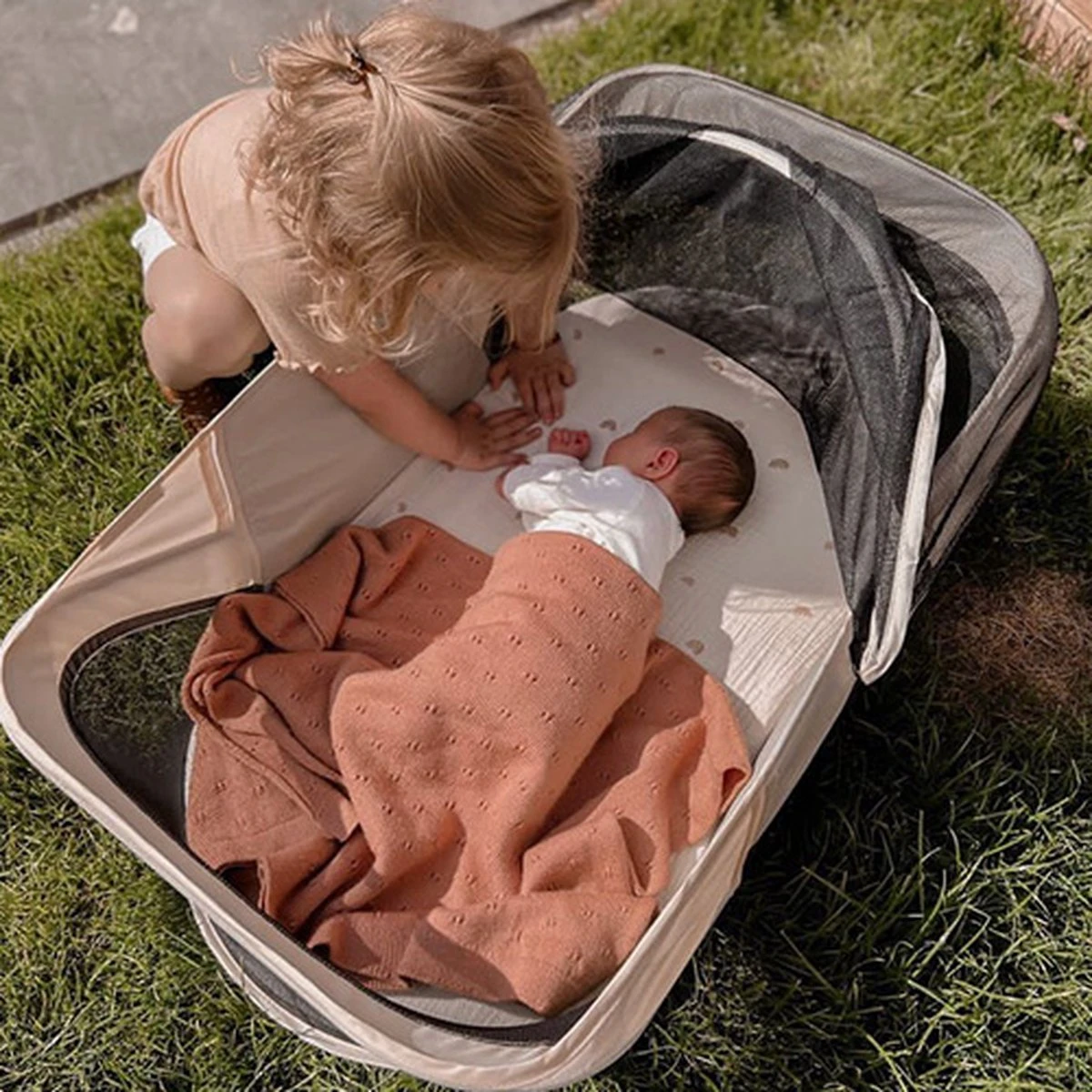 Deryan Infant Deluxe BabyBox Campingbedje - Cream + Inclusief Matras En Klamboe 12 Deryan Infant Deluxe BabyBox Campingbedje - Cream + Inclusief Matras En Klamboe - Afbeelding 12