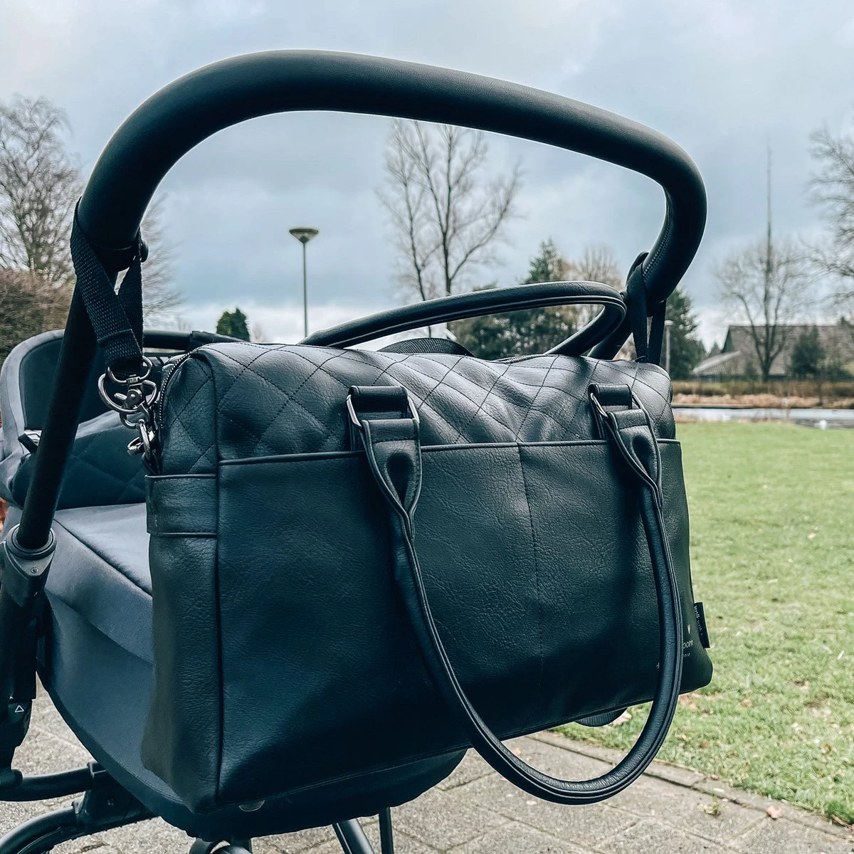 Kidzroom In Your Dreams Luiertas - Zwart - Ophanglussen Kinderwagen - Verschoonmatje - Verstelbare Schouderband 3 Kidzroom In Your Dreams Luiertas - Zwart - Ophanglussen Kinderwagen - Verschoonmatje - Verstelbare Schouderband - Afbeelding 3