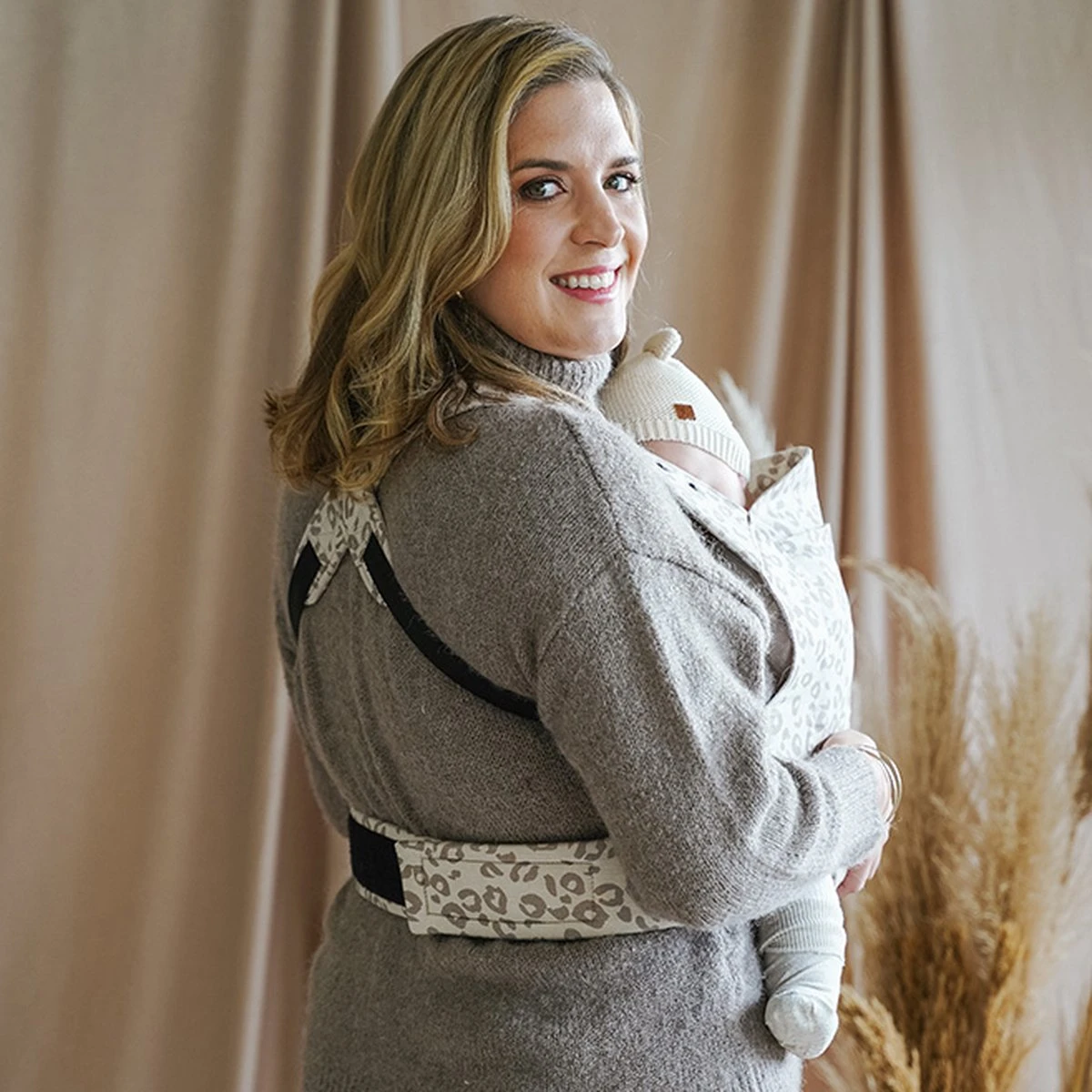 ROOKIE Baby Premium Draagzak- Design Buikdrager - Comfortabel En Ergonomisch - Pasgeboren Babydrager - Peuterdrager - Biologisch Katoen - Super Zacht - Unisex: Voor Mama En Papa (Leoprint Beige) 8 ROOKIE Baby Premium Draagzak- Design Buikdrager - Comfortabel En Ergonomisch - Pasgeboren Babydrager - Peuterdrager - Biologisch Katoen - Super Zacht - Unisex: Voor Mama En Papa (Leoprint Beige) - Afbeelding 8