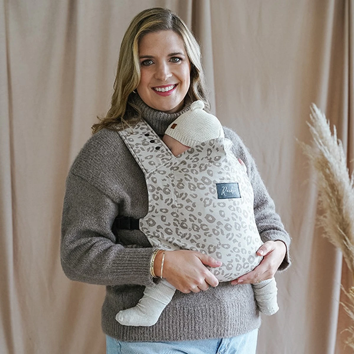 ROOKIE Baby Premium Draagzak- Design Buikdrager - Comfortabel En Ergonomisch - Pasgeboren Babydrager - Peuterdrager - Biologisch Katoen - Super Zacht - Unisex: Voor Mama En Papa (Leoprint Beige) 9 ROOKIE Baby Premium Draagzak- Design Buikdrager - Comfortabel En Ergonomisch - Pasgeboren Babydrager - Peuterdrager - Biologisch Katoen - Super Zacht - Unisex: Voor Mama En Papa (Leoprint Beige) - Afbeelding 9