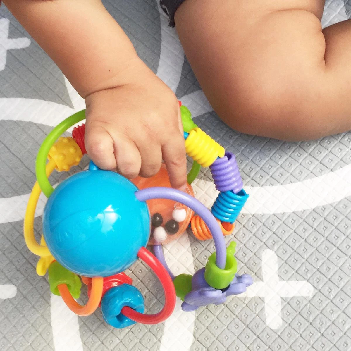 Playgro Speel En Leerbal - Grijp- En Bijtspeelgoed - Klikklak Geluiden - Spiegeltje - Kralen - Cilinder Met Rattelende Ballen 9 Playgro Speel En Leerbal - Grijp- En Bijtspeelgoed - Klikklak Geluiden - Spiegeltje - Kralen - Cilinder Met Rattelende Ballen - Afbeelding 9