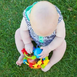 Playgro Speel En Leerbal - Grijp- En Bijtspeelgoed - Klikklak Geluiden - Spiegeltje - Kralen - Cilinder Met Rattelende Ballen 31 Playgro Speel En Leerbal - Grijp- En Bijtspeelgoed - Klikklak Geluiden - Spiegeltje - Kralen - Cilinder Met Rattelende Ballen -Babyproducten Winkel 1200x1200 2028