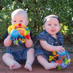 Playgro Speel En Leerbal - Grijp- En Bijtspeelgoed - Klikklak Geluiden - Spiegeltje - Kralen - Cilinder Met Rattelende Ballen 32 Playgro Speel En Leerbal - Grijp- En Bijtspeelgoed - Klikklak Geluiden - Spiegeltje - Kralen - Cilinder Met Rattelende Ballen -Babyproducten Winkel 1200x1200 2029
