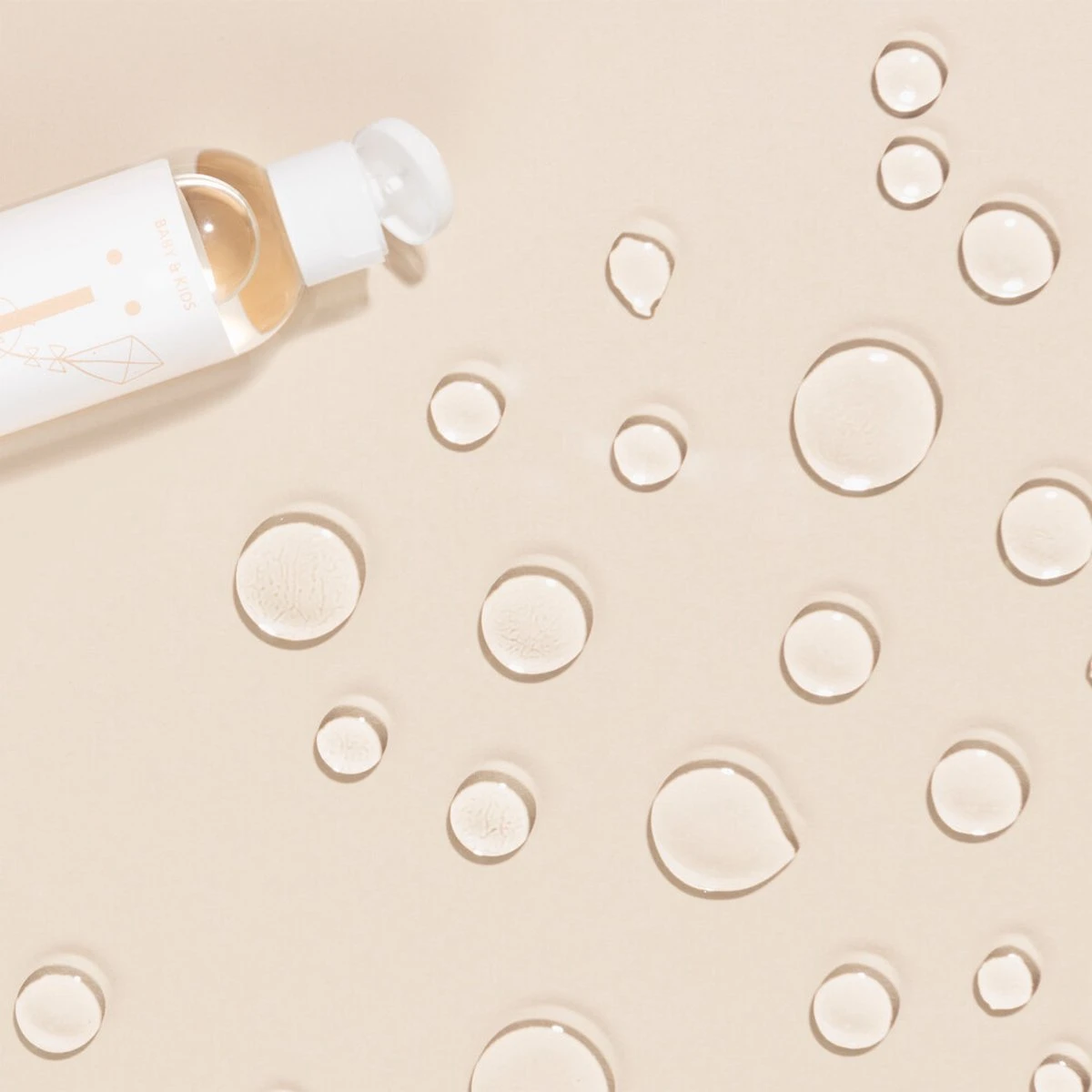 Naïf Verzachtende Babyolie - Baby En Kind - 100ml - Met Natuurlijke Ingrediënten 2 Naïf Verzachtende Babyolie - Baby En Kind - 100ml - Met Natuurlijke Ingrediënten - Afbeelding 2