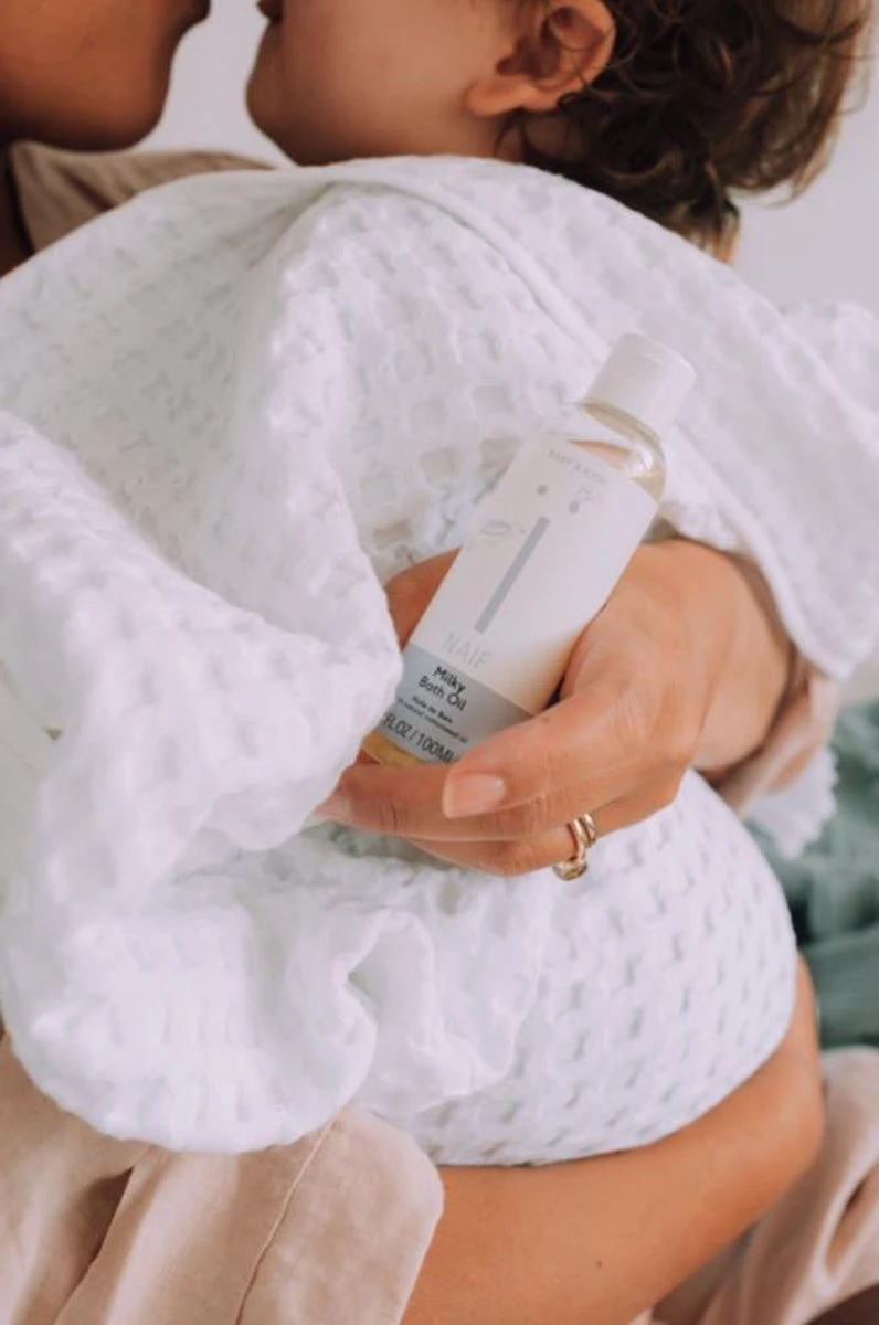 Naïf Milde Badolie – Baby En Kind - 100ml - Met Natuurlijke Ingrediënten 2 Naïf Milde Badolie – Baby En Kind - 100ml - Met Natuurlijke Ingrediënten - Afbeelding 2