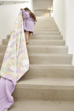 Meyco Baby Badjas Basic Badstof - 98/104 - Soft Lilac 8 Meyco Baby Badjas Basic Badstof - 98/104 - Soft Lilac -Babyproducten Winkel 799x1200