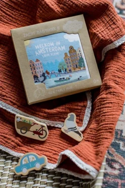 Zacht Babyboekje Amsterdam - 100% Katoen - Fairly Made - In Mooie Geschenkverpakking - Duurzaam En Origineel Kraamcadeau 16 Zacht Babyboekje Amsterdam - 100% Katoen - Fairly Made - In Mooie Geschenkverpakking - Duurzaam En Origineel Kraamcadeau -Babyproducten Winkel 800x1200 236