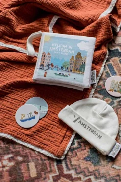Zacht Babyboekje Amsterdam - 100% Katoen - Fairly Made - In Mooie Geschenkverpakking - Duurzaam En Origineel Kraamcadeau 17 Zacht Babyboekje Amsterdam - 100% Katoen - Fairly Made - In Mooie Geschenkverpakking - Duurzaam En Origineel Kraamcadeau -Babyproducten Winkel 800x1200 237